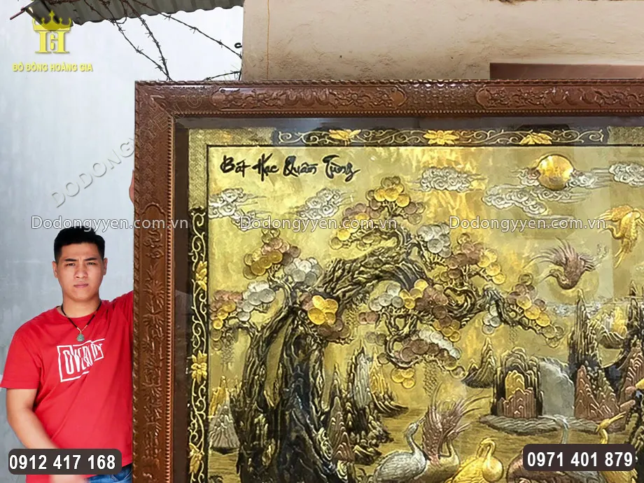 Chữ b&aacute;t hạc quần t&ugrave;ng được chạm th&uacute;c sắc n&eacute;t, tinh tế